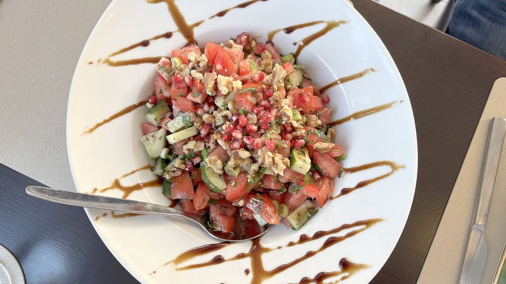 Der Salat Gökalp ist nach einem Familienrezept zubereitet. Er kostet 12 Euro.