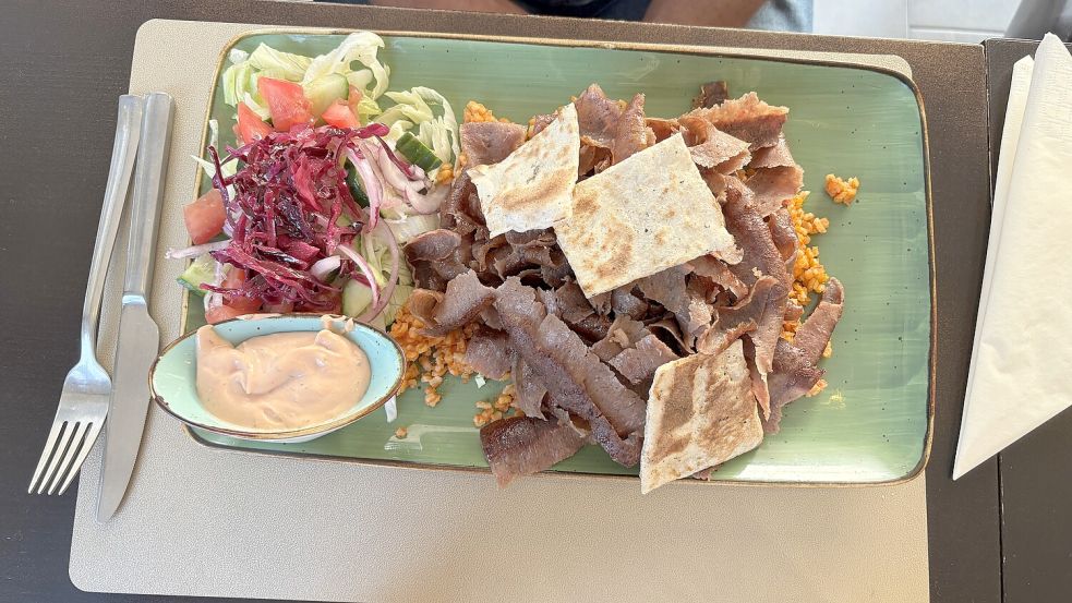 Der Kebab-Teller kostet 10 Euro.