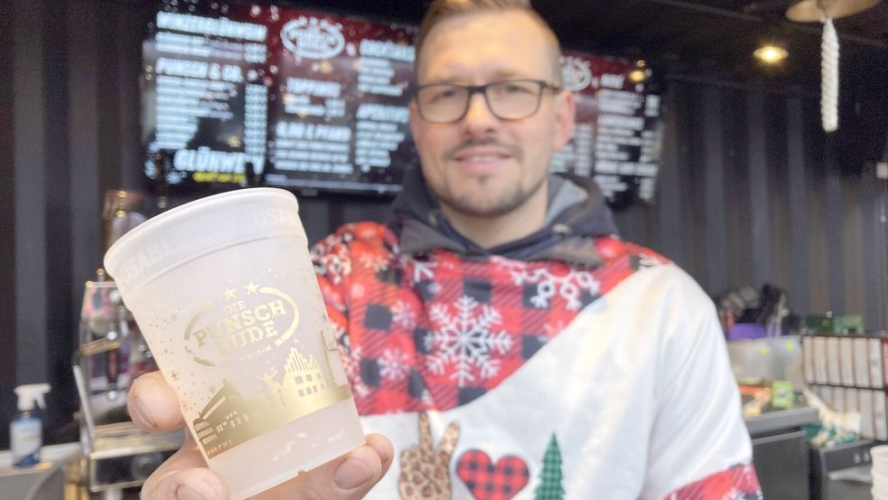 An den Ständen von Mischa Hundrieser auf dem Rendsburger Weihnachtsmarkt zahlt man kein Becherpfand. Viele Kunden nutzen das aus. Foto: Aljoscha Leptin