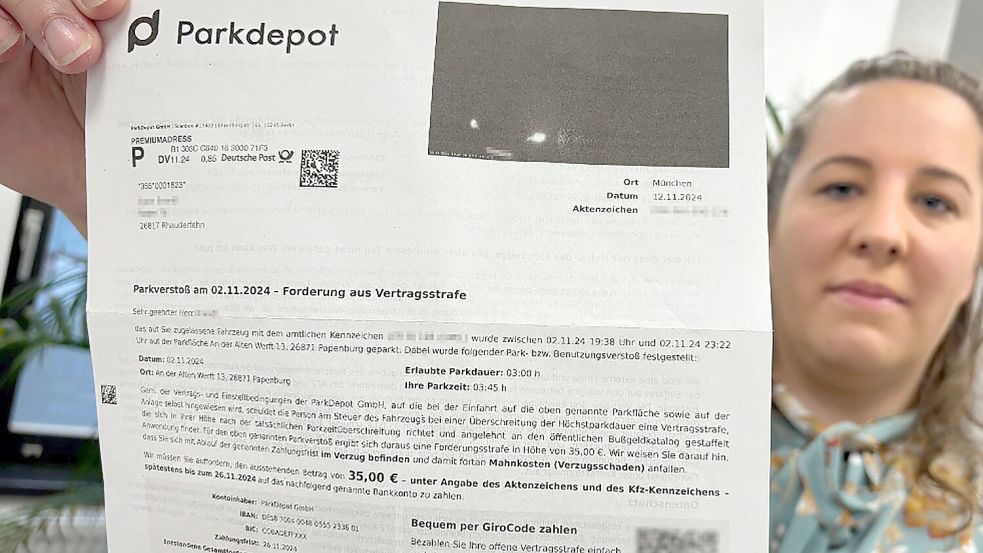 Jasmin Brandt ärgert sich über das saftige „Knöllchen“, das sie nach einem Theaterabend in Papenburg erreichte. Foto: Janßen