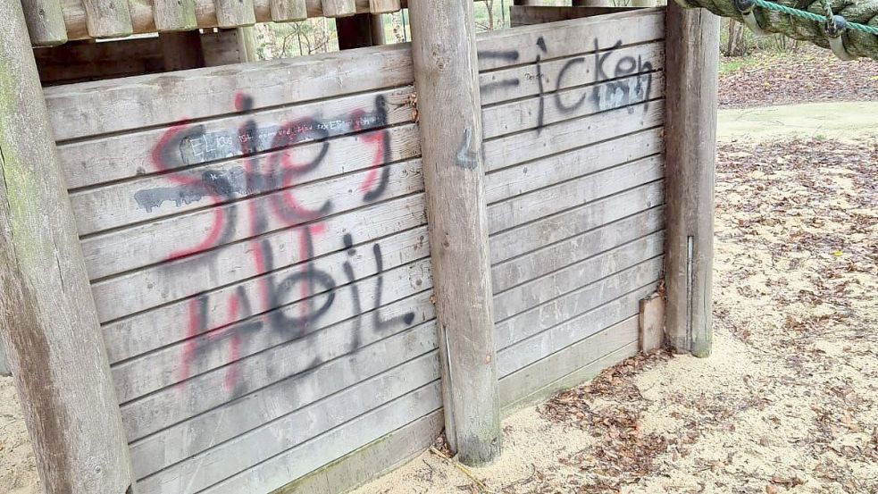 Der gesamte Spielplatz wurde mit Farbe besprüht. Foto: Gemeinde Esterwegen