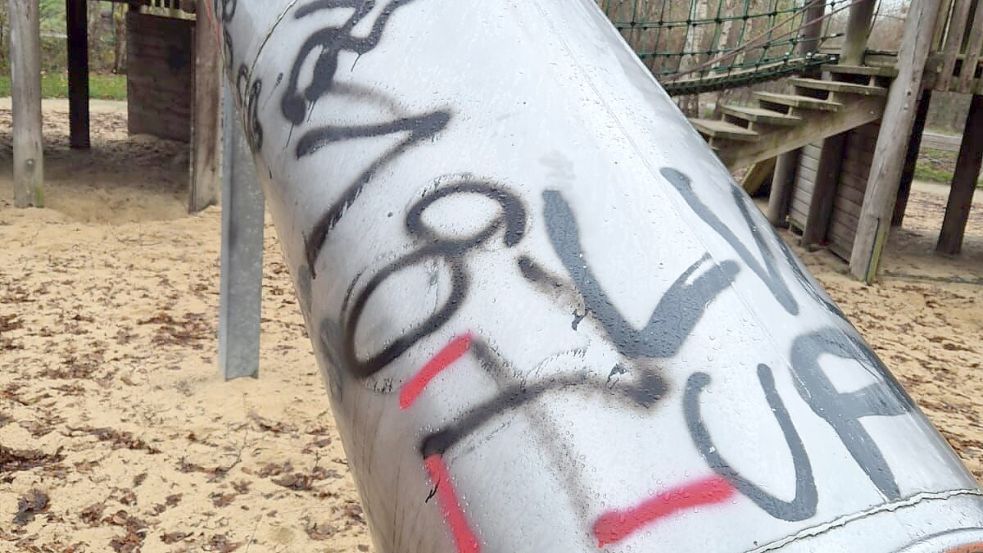 Auch die Rutsche wurde verunstaltet. Foto: Gemeinde Esterwegen