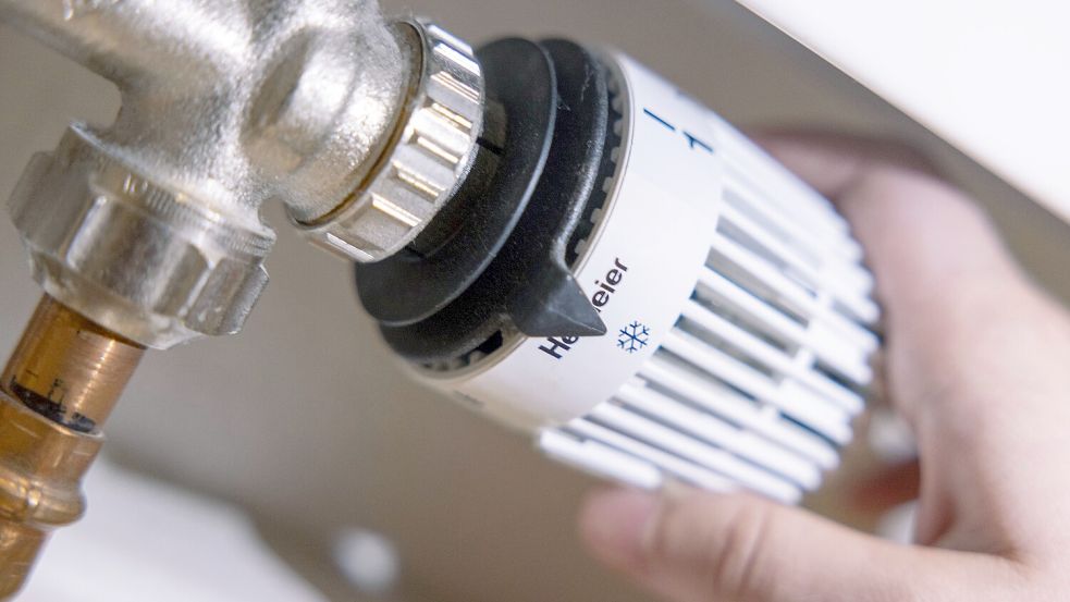 Die Heizung von Hand herunterregeln – so soll es nicht mehr laufen. Die Samtgemeinde Hesel will automatisierte Energietechnik beschaffen. Foto: Thomas Banneyer/dpa