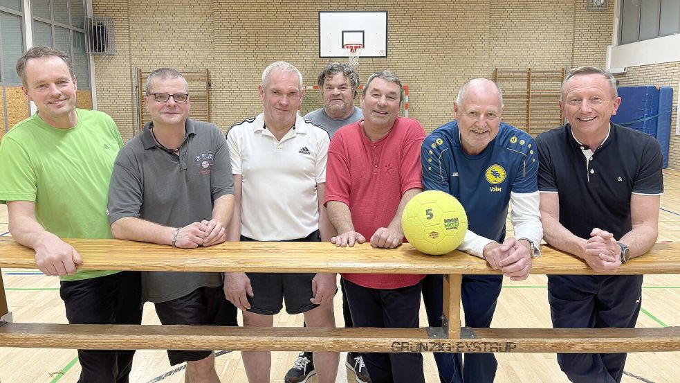 Dirk Kruse, Andreas Küwen, Philipp Eden, Hilarius Paulsteiner, Jörg Stix, Volker Jostes und Gerold Jansen (von links) haben viel Spaß am gemeinsamen Sport. Foto: Terhorst