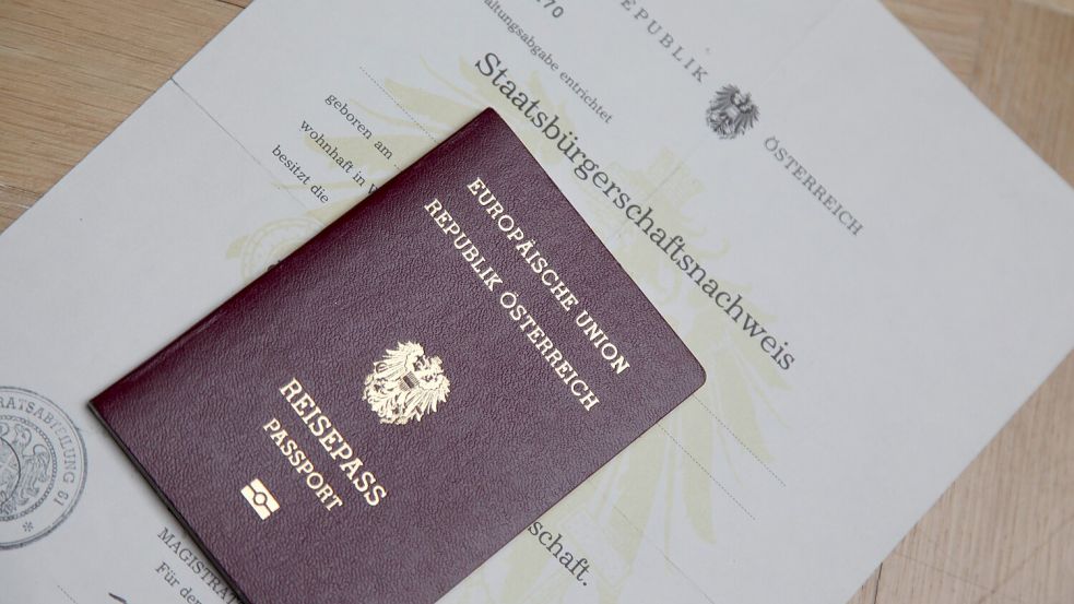 Paragraf 21 des österreichischen Staatsbürgerschaftsgesetzes sieht eine Verleihung von Staatsbürgerschaften im „feierlichen Rahmen“ vor. Dazu gehöre das „gemeinsame Absingen der Bundeshymne“. Foto: imago/SKATA