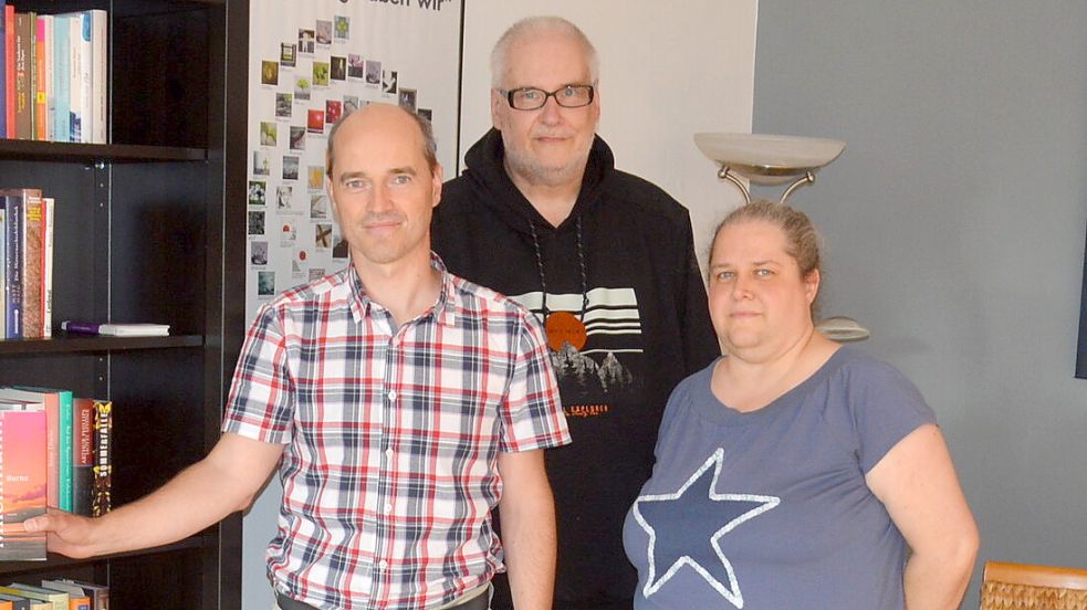 Im Gemeindehaus der evangelisch-lutherischen Dreieinigkeits-Kirchengemeinde Rhauderfehn steht ein „Offener Bücherschrank“. Das Archivfoto zeigt (von links) Pastor Matthias Bokelmann sowie das Ehepaar Detlef M. Plaisier und Sandra Gräfenstein-Plaisier vom Verein „Fehntjer Bücherbooster“ teil. Archivfoto: Weers