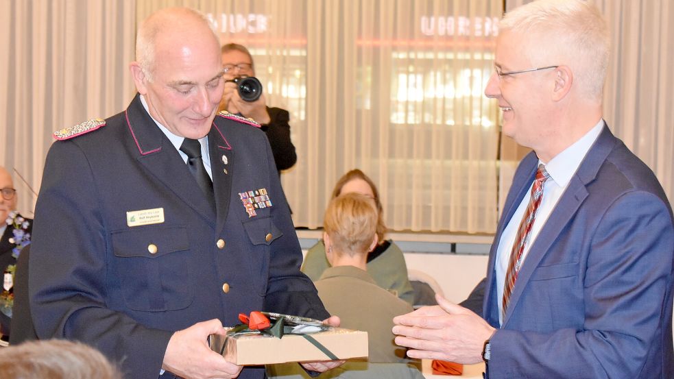 Der Leeraner Landrat Matthias Groote (rechts) bedankte sich bei Ralf Heykants für seinen unermüdlichen jahrzehntelangen Einsatz. Fotos: Zein