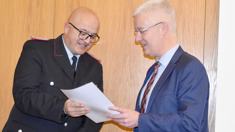 Der Westrhauderfehner Bernd Haskamp (links) ist neuer Brandabschnittsleiter Süd. Matthias Groote gratulierte ihm.