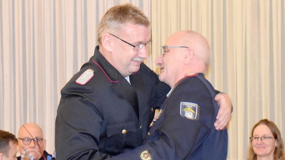 Eine herzliche Umarmung: Ralf Heykants (rechts) und sein Nachfolger Ernst Berends.