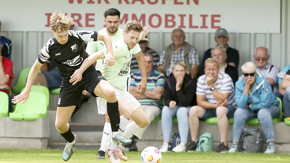 Seit Jahren behauptet sich GW Firrel (vorne rechts Reinhard Grotlüschen) gegen große Klubs in der 6. Liga.