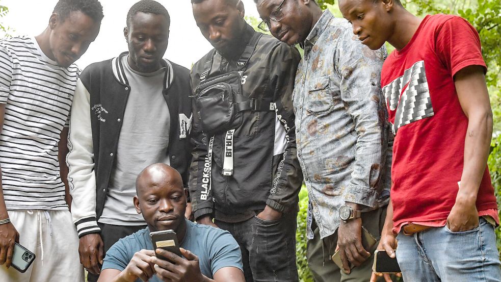 Ali Koné (hockend) ist Vorsitzender des Vereins Afrikanische Diaspora Ostfriesland. Dessen Mitglieder machen sich Sorgen, über die Stimmung gegenüber Ausländern. Foto: Ortgies/Archiv