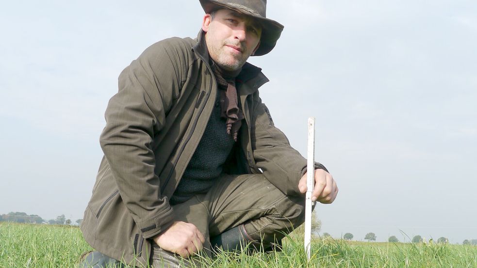 Hero Schulte zeigte im Frühjahr eine Stelle, auf der zuvor Gänse geäst hatten. Dort war das Gras deutlich niedriger als es ohne den gefräßigen Gänsebesuch gewesen wäre. Foto: Gettkowski/Archiv