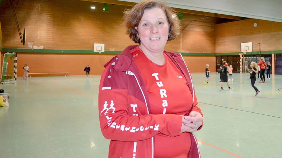 Heidi Boekhoff, eine der Trainerinnen der Kinderleichtathletikgruppe TuRalino des Sportvereins TuRa 07 Rhauderfehn, freut sich über die neuen Leuchten in der Dreifachsporthalle an der Werftstraße. „Das Licht ist jetzt auf jeden Fall viel heller als sonst“, stellt sie fest. Foto: Fertig