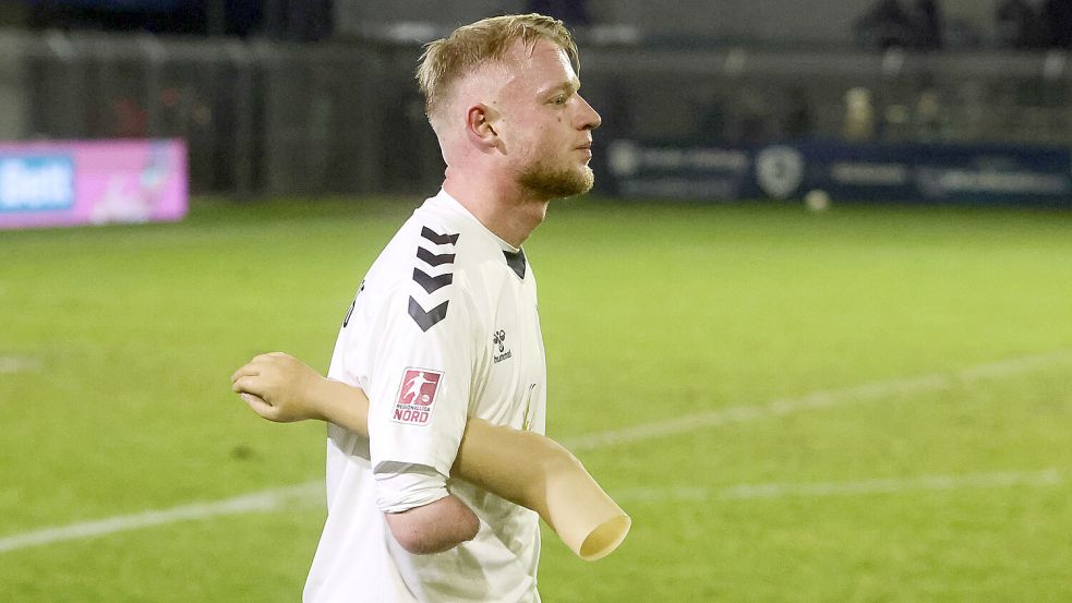 Nach der 2:3-Niederlage in Emden war Tom Kankowski alles andere als froh. Mit finsterer Miene und der Prothese unterm Arm verließ er das Spielfeld. Fotos: Doden