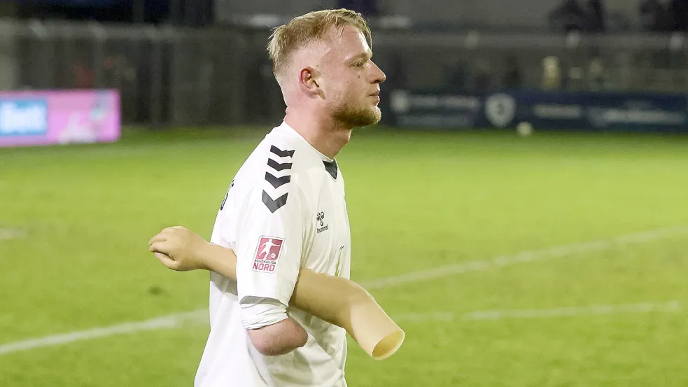 Nach der 2:3-Niederlage in Emden war Tom Kankowski alles andere als froh. Mit finsterer Miene und der Prothese unterm Arm verließ er das Spielfeld. Fotos: Doden