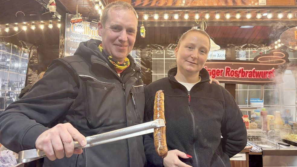 Tommy und Sally Wilken verkaufen an ihrer Grillbude originale Thüringer Rostbratwurst. Foto: Löschen