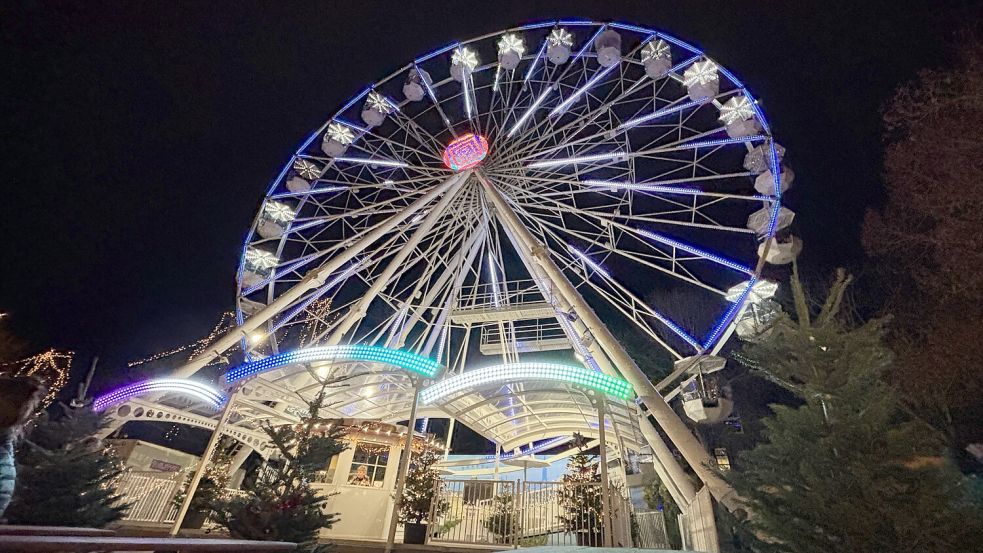 Eine Fahrt mit dem Riesenrad auf dem Leeraner Weihnachtsmarkt kostet sechs Euro für Erwachsene. Kinder zahlen vier Euro. Foto: Löschen