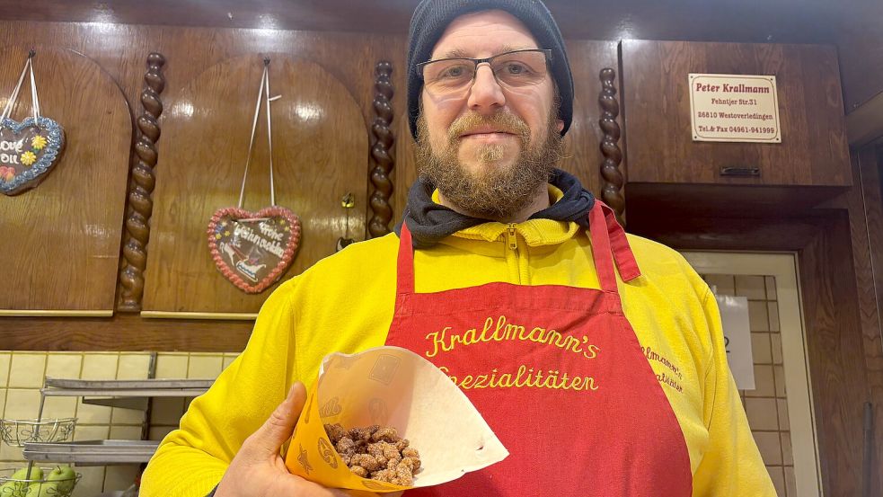 Christian Krallmann verkauft neben gebrannten Mandeln auch Popcorn, Zuckerwatte und Lebkuchenherzen. Foto: Löschen