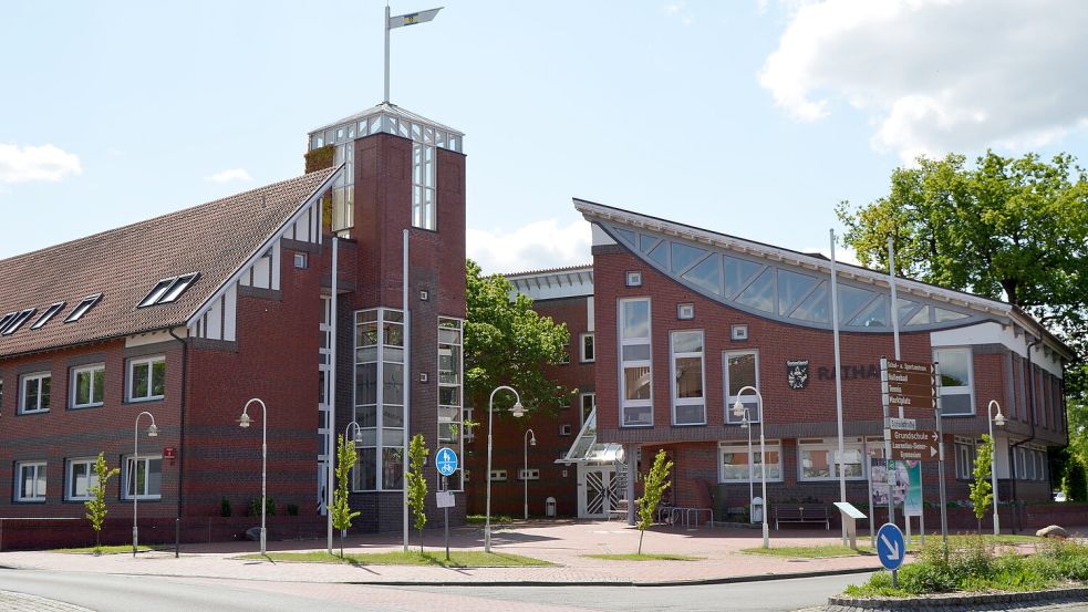 Das Rathaus der Gemeinde Saterland in Ramsloh. 2026 wird in der Kommune im Nordkreis Cloppenburg erstmals nach 2018 wieder ein hauptamtlicher Bürgermeister gewählt. Foto: Fertig