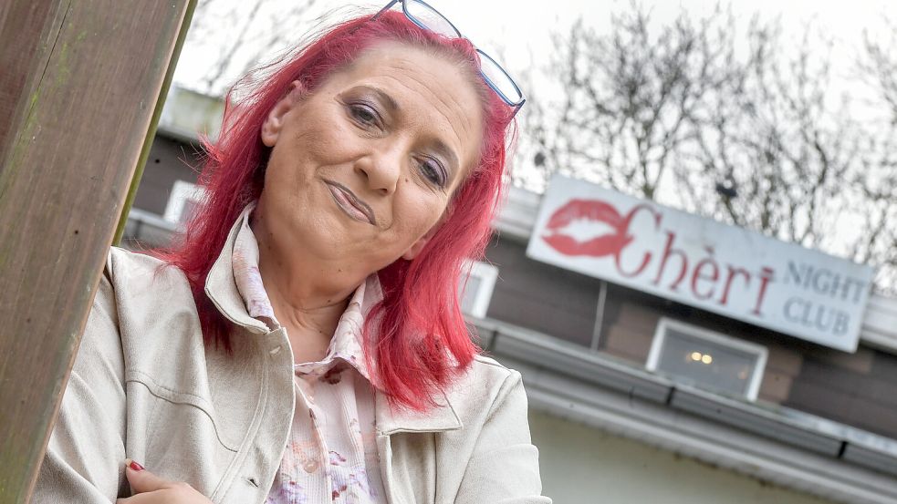 Fordert mehr Taxis in Emden: Nachtclub-Betreiberin Tanja Meyer vor ihrem Lokal im Außenhafen. Foto: Ortgies