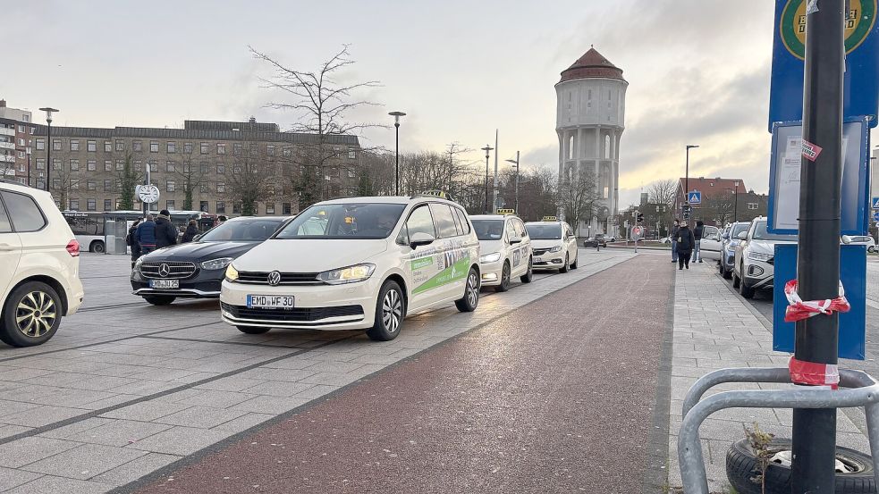 Morgens um 9 Uhr: Auf dem Bahnhofsvorplatz sind ausreichend Taxis zu bekommen. Foto: Schuurman