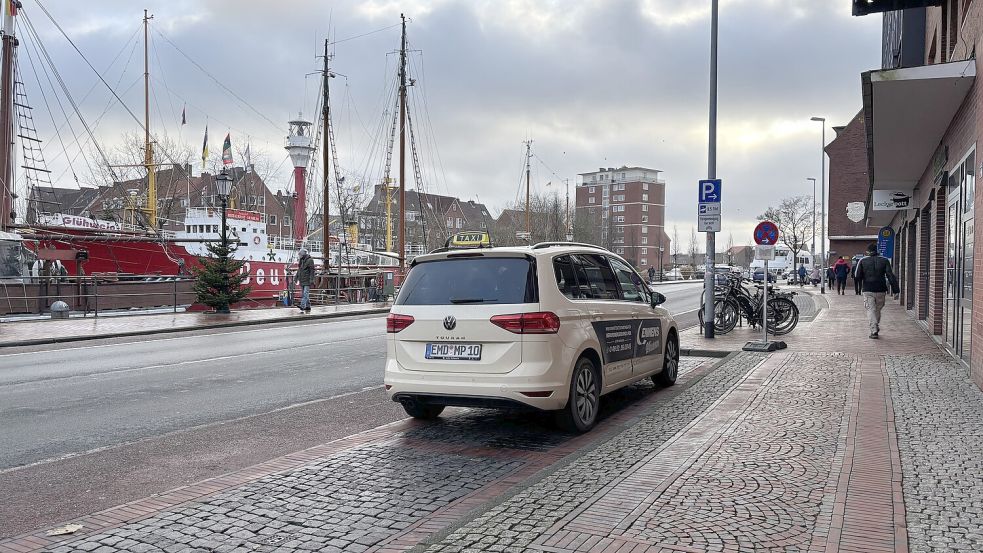 Warten auf Fahrgäste: der Taxenstand am Delft am Vormittag. Foto: Schuurman