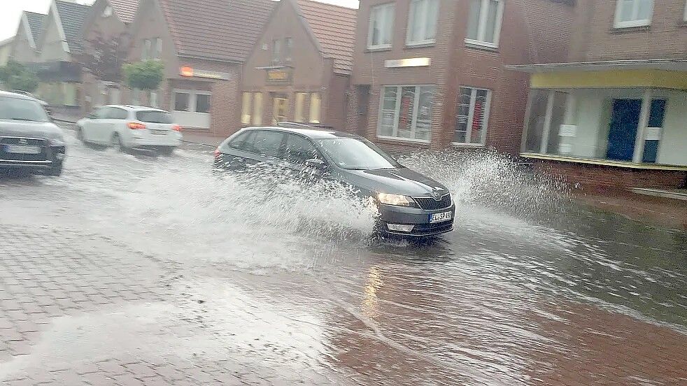 Mitunter fällt in kürzester Zeit so viel Regen, dass die Kanalisation, wie hier in der Neuen Straße in Weener, die Wassermassen nicht schnell genug ableiten kann. Foto: Gettkowski/Archiv