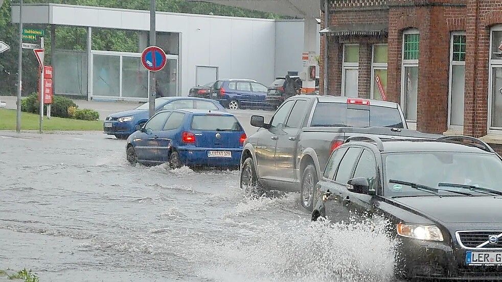 Starkregenfälle haben in den vergangenen Monaten in Weener häufig für überflutete Straßen gesorgt. Foto: Gettkowski/Archiv