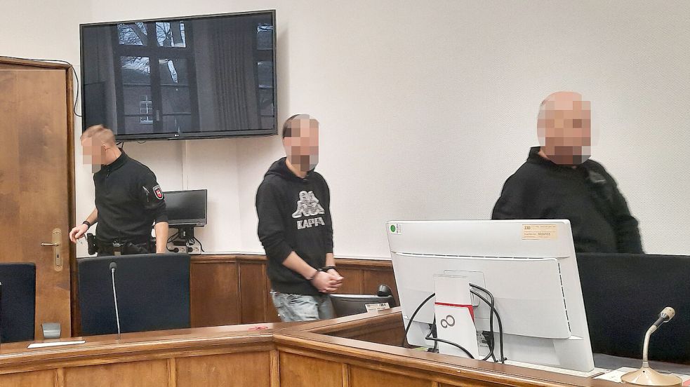 In Handschellen wurde der 33-jährige Westoverledinger (Mitte) von Justizvollzugsbeamten in den Auricher Gerichtssaal geführt. Foto: Wieking