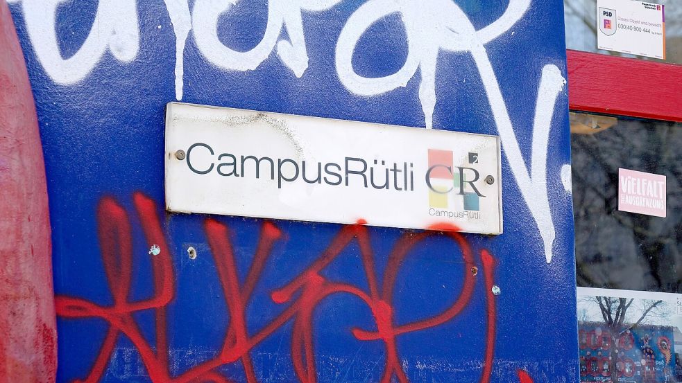 Ein Schild am Eingang zum Rütli-Campus in Berlin-Neukölln. Foto: IMAGO/Sascha Steinach