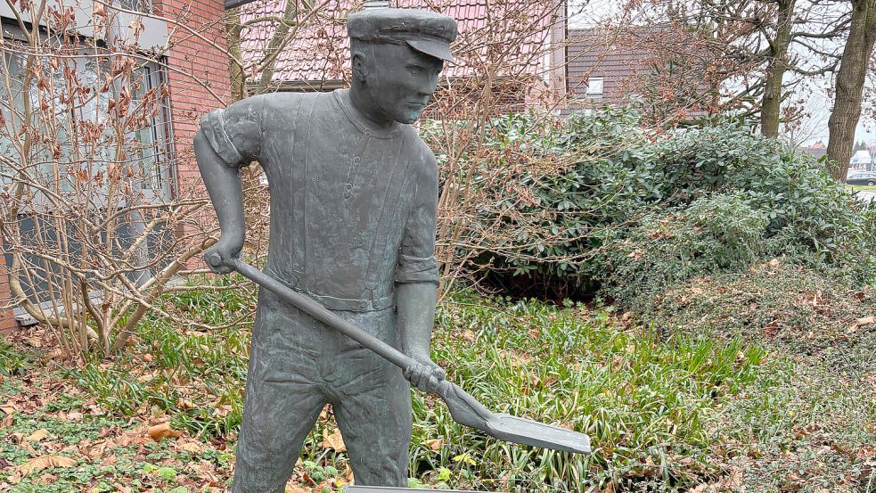 Vor dem alten Sparkassengebäude stehen zwei Bronzeskulpturen des Malers- und Bildhauers Hans-Christian Petersen aus Esens. Die Skulptur „De Torfgraver mit sien Jager“ erinnert an die Torfstecher. Foto: Ammermann
