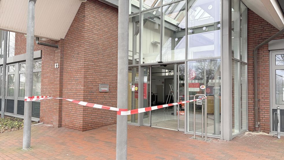 Die alte Sparkassenfiliale in Ostrhauderfehn ist bereits geschlossen worden. Es erfolgt zurzeit der Umzug in die neue Filiale. Foto: Ammermann