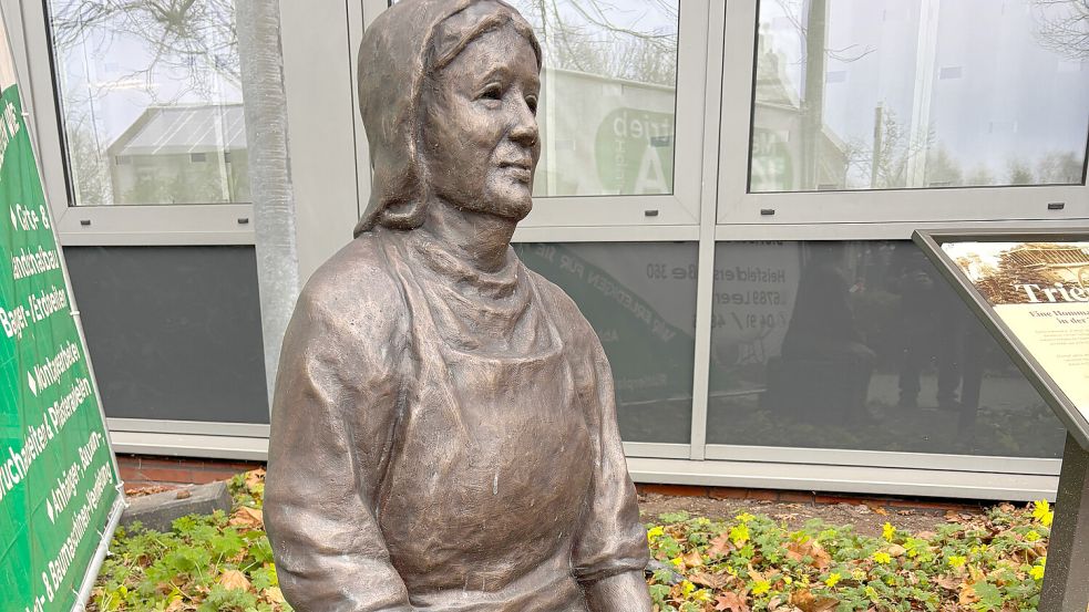 Vor dem Gebäude stehen zwei Bronzeskulpturen des Malers- und Bildhauers Hans-Christian Petersen aus Esens. „Trientje“ erinnert an Arbeit der Frauen in der Torfwirtschaft. Foto: Ammermann