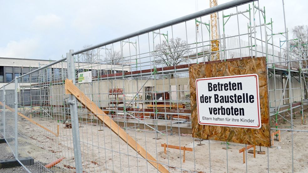 Der Bau des Bürgerhauses neben dem Rathaus schreitet voran. Ende 2025 soll es fertig sein. Dort entsteht der neue Haupteingang mit Empfang und Servicebereich, ein Trauzimmer, und die Touristik Barßel-Saterland wird dort hinziehen. Zudem wird es einen Saal mit rund 150 Sitzplätzen geben. Foto: Fertig