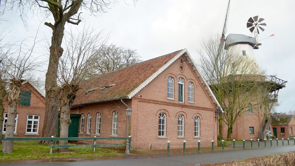 Für die Sanierung des Müllerhauses neben der Ebkensschen Windmühle, das sich seit 2019 im Besitz der Gemeinde Barßel befindet, ist im Haushaltsentwurf 2025 kein Geld vorgesehen. Foto: Fertig