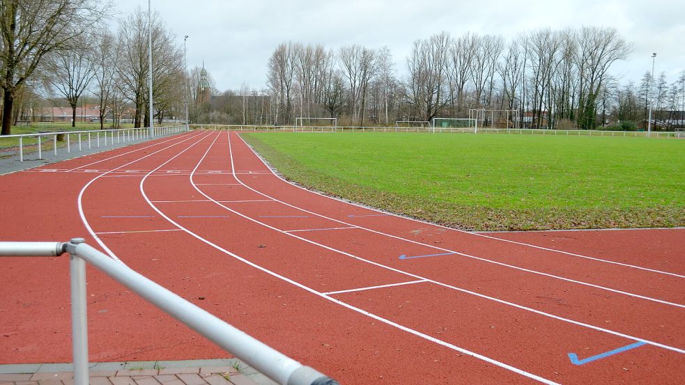Im August 2024 wurde der sanierte Sportpark in Barßel seiner Bestimmung übergeben. Eine neue Rundlaufbahn, Leichtathletikanlagen, einen Soccer-Court und einen neuen „roten Platz“, unter anderem zum Tennisspielen, gibt es dort nun. Foto: Fertig