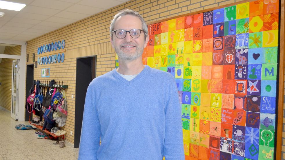 Schulleiter Johannes Lindemann freut sich: Die Unterrichtsversorgung an der Grundschule in Ostrhauderfehn, die der 55-Jährige leitet, läuft jetzt wieder besser. Foto: Fertig