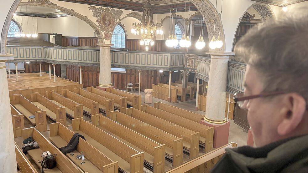 Noch ist die Kirche leer. Doch das wird sich an Heiligabend ändern, ist sich Alfred Göhrke-Wosing sicher.
