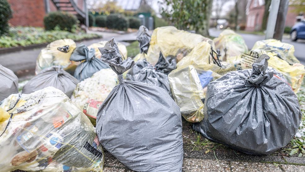 Die schwarzen Restabfallsäcke werden ab Januar um ein paar Cent teurer. Die gelben Säcke sind weiterhin kostenlos. Foto: Ortgies/Archiv