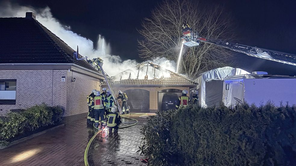 Zahlreiche Einsatzkräfte bekämpften das Feuer. Die Drehleiter der Feuerwehr Westrhauderfehn kam auch zum Einsatz. Foto: Ammermann