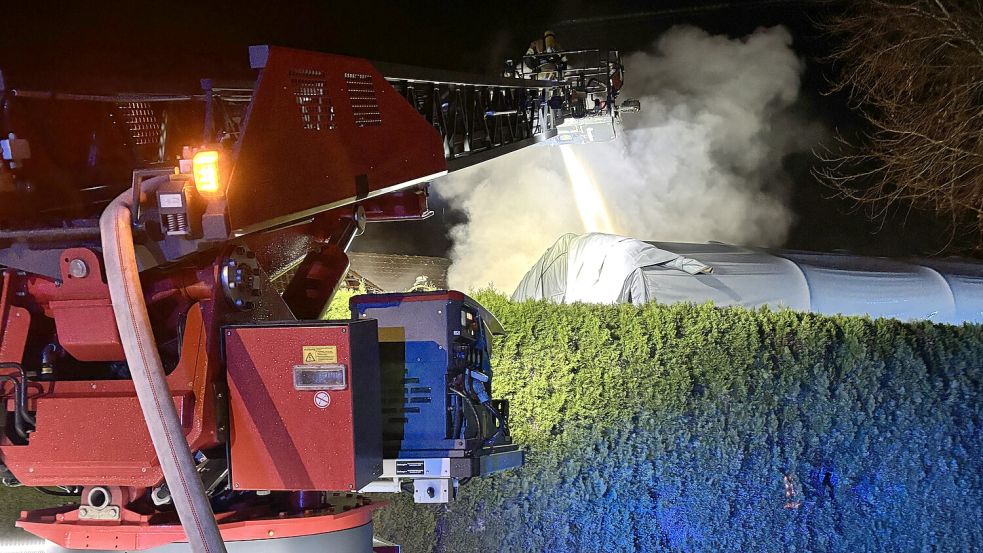 Zum Einsatz kam auch die Drehleiter der Feuerwehr Westrhauderfehn. Foto: Ammermann