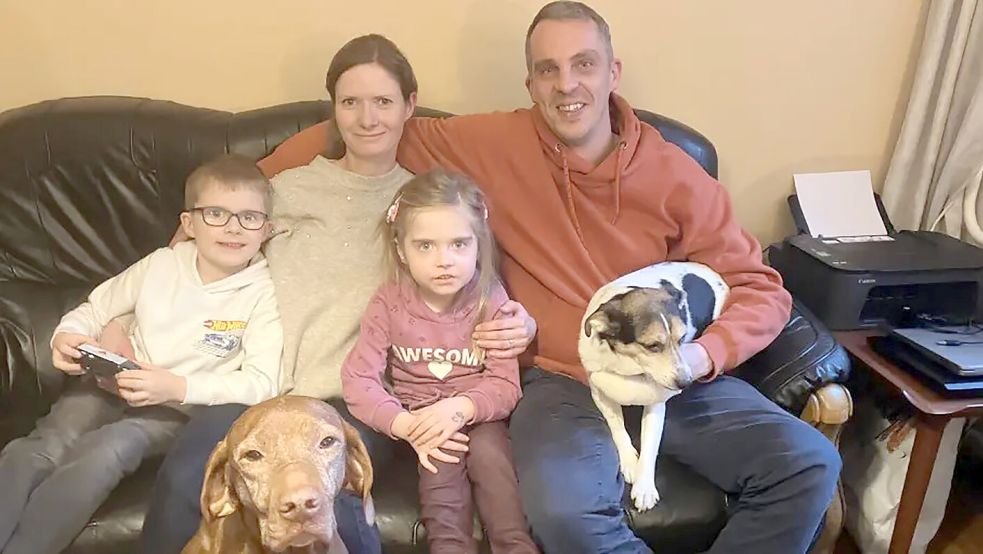 Beinahe vollständig unversehrt aus ihrem brennenden Haus in Papenburg herausgekommen sind (von links) Finn, Sandra, Emma und Jan-Gerrit Hottenroth sowie die beiden Hunde „Barney“ (links) und „Nicky“. Jan-Gerrit Hottenroths linke Hand ist noch dick bandagiert. Er erlitt dort Verbrennungen. Foto: Schade