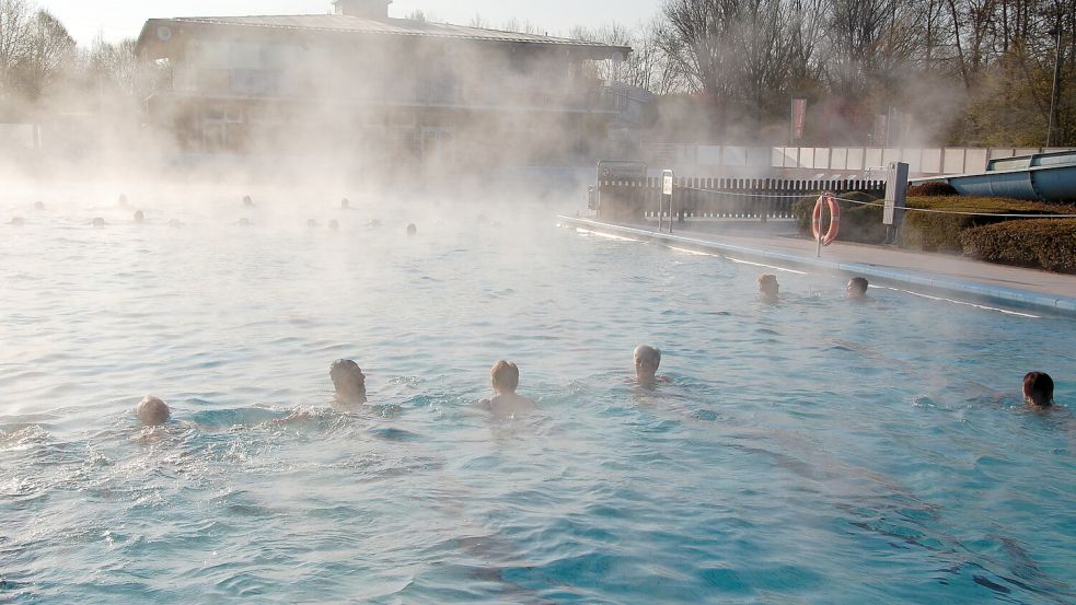 Das Friesenbad in Weener wird über eine Fernwärmeleitung der Papierfabrik Klingele beheizt. Bei einer Wassertemperatur von 28 Grad lässt es sich dort auch bei kühlen Außentemperaturen gut aushalten. Foto: Engel/Archiv