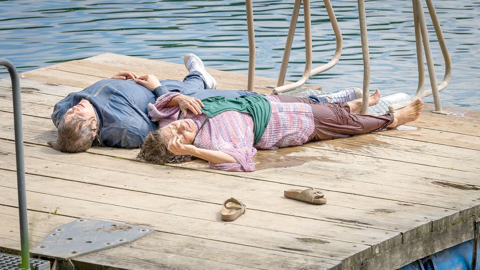 Im neuen NDR-Roadmovie „Reisen mit Muddi“ muss Agnetha (Alwara Höfels) die sterblichen Überreste ihrer Mutter quer durch Norddeutschland transportieren Foto: NDR/Boris Laewen