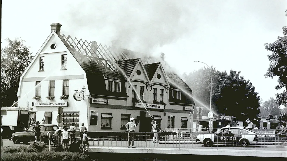 Der Feuerwehreinsatz beim Verlaatshus-Brand 1985 in Rhauderfehn zog viele Schaulustige an. Fotos: GA-Archiv