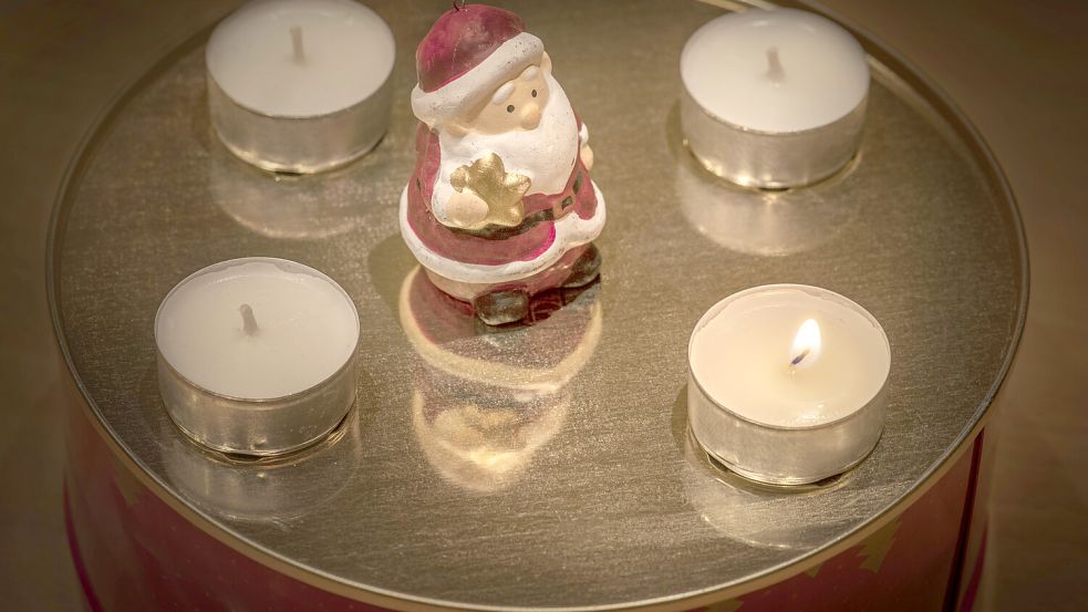 Gerade in der Weihnachtszeit sind Teelichter beliebt. Foto: IMAGO/Wolfgang Maria Weber