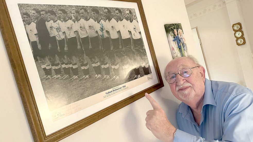 Stolz ist Düring auf seine Autogrammsammlung: An der Wand hängen die Unterschriften der WM-Helden von Bern 1954.