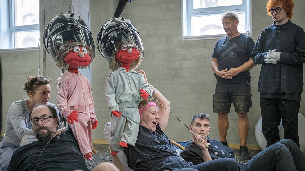 Wer bei „Hallo Spencer“ arbeiten will, muss sich krummmachen: Mona und Lisa mit Susi Claus (Puppenspielerin), Maik Evers (Puppenspieler), Andrea Bongers (Puppenspielerin), Eike Schmidt (Puppenspieler), Michael Steinbacher (Setrequisite), Henning Plückebaum (Puppenberatung ). Foto: ZDF/Gordon Timpen