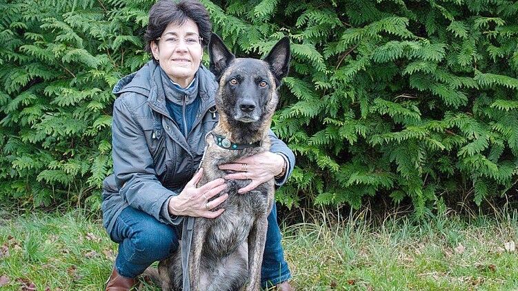 Hundetrainerin Frauke Prüß mit Hund Arex rät zu viel Training vor Silvester. Foto: Julia Büscher