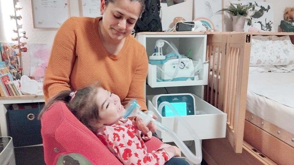 Durch den Umzug in ein neues Haus hat Isabell nun ein eigenes Zimmer, mit allem, was sie benötigt. Wie beispielsweise hier auf dem Bild die Absaugeinrichtung. Foto: Scherzer
